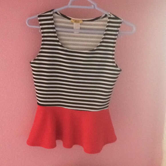 Cute top - Picture 1 of 3